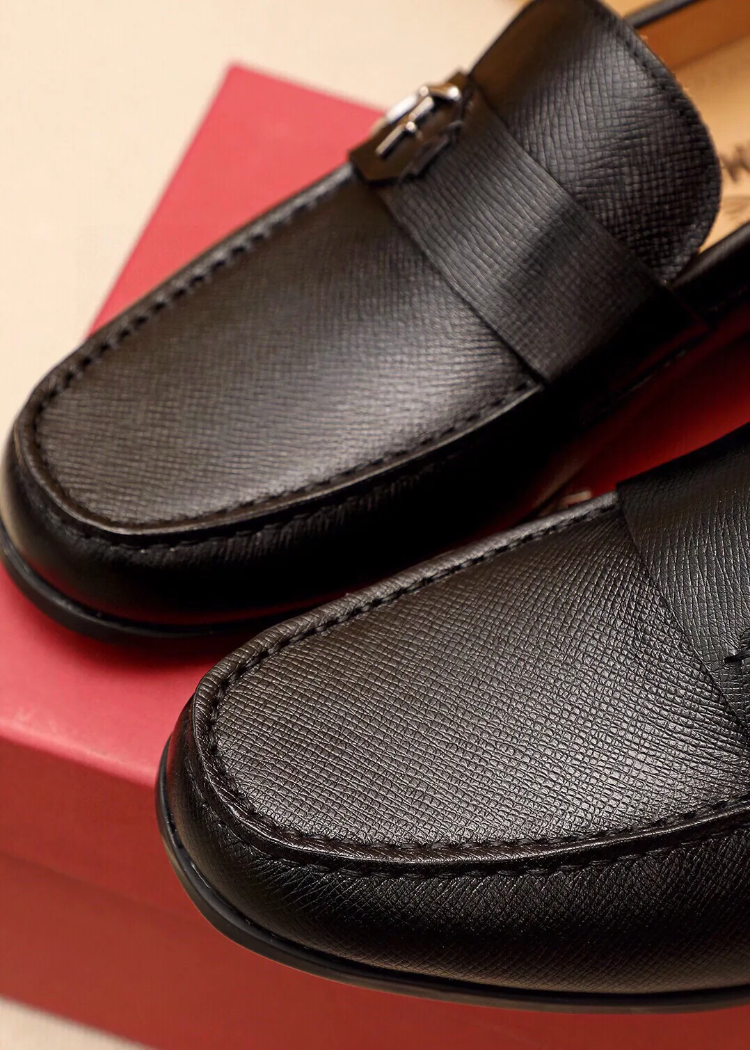 Men's shoes 💰480 💐 Product trademark: Ferragamo "Ferragamo" casual leather shoes Regular size: 38-44 (45🉑️customized) Product materials: Selected imported first-layer cross-grain cowhide leather upper + luxury hardware buckle, imported water-dyed cowhide leather lining. Strong three-dimensional visual effect, original outsole color: 4⃣️seed leather materials available